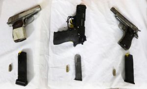 عملیات غافلگیرانه مرزبانان؛ ضربه کاری به قاچاقچیان با کشف سلاح و مواد مخدر