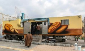 فعالیت نانوایی‌های سیار و کانکس‌های ارزاق عمومی اطراف حرم مطهر در ایام محرم