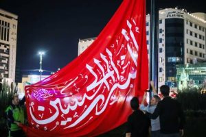مشهد الرضا (ع) رنگ «خونخواهی آقای شهید ایران» گرفت/ اهتزاز پرچم «یا لثارات الحسین (ع)» در جوار حریم ملکوتی امام هشتم