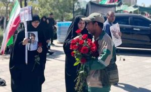 هشت هزار شاخه گل نثار مسیر تشییع رهبر شهید انقلاب اسلامی شد